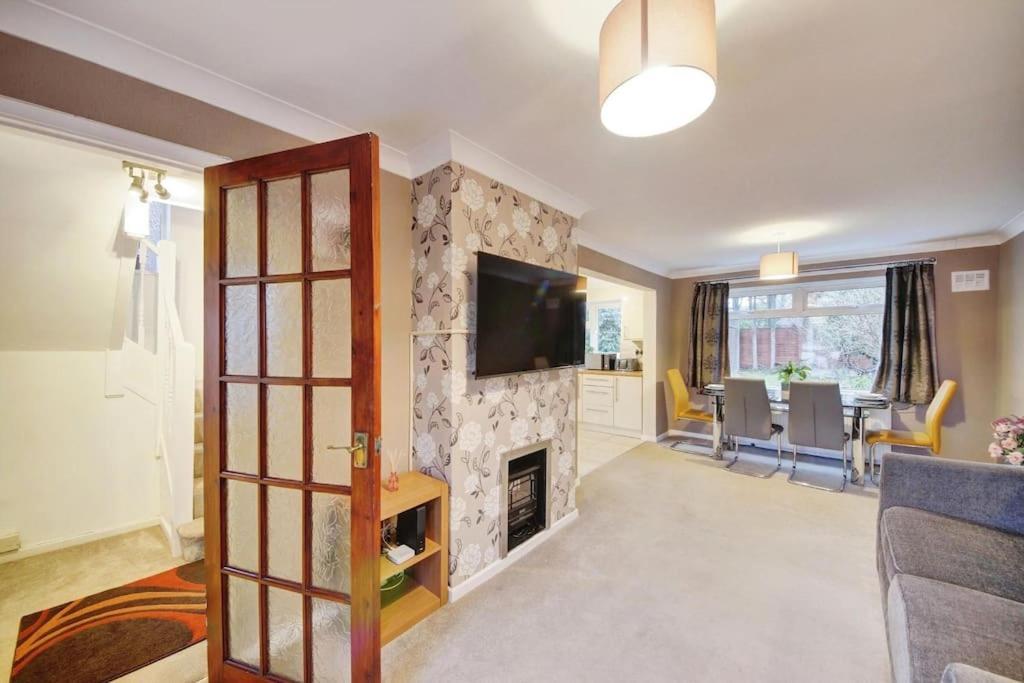 Beautiful Home Close To Town Free Netflix, Wifi 솔리헐 외부 사진